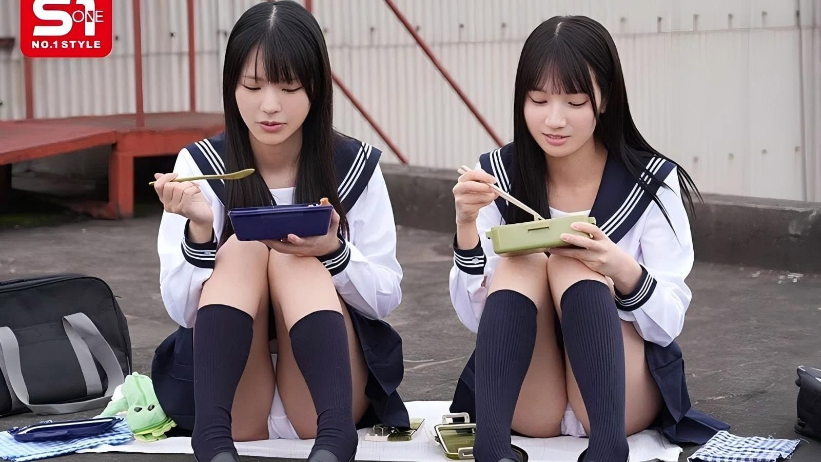イジメられている双子姉妹を救って、ふたり一緒に脱がせてみたい。 浅野こころ 榊原萌 SNOS-002 backdrop