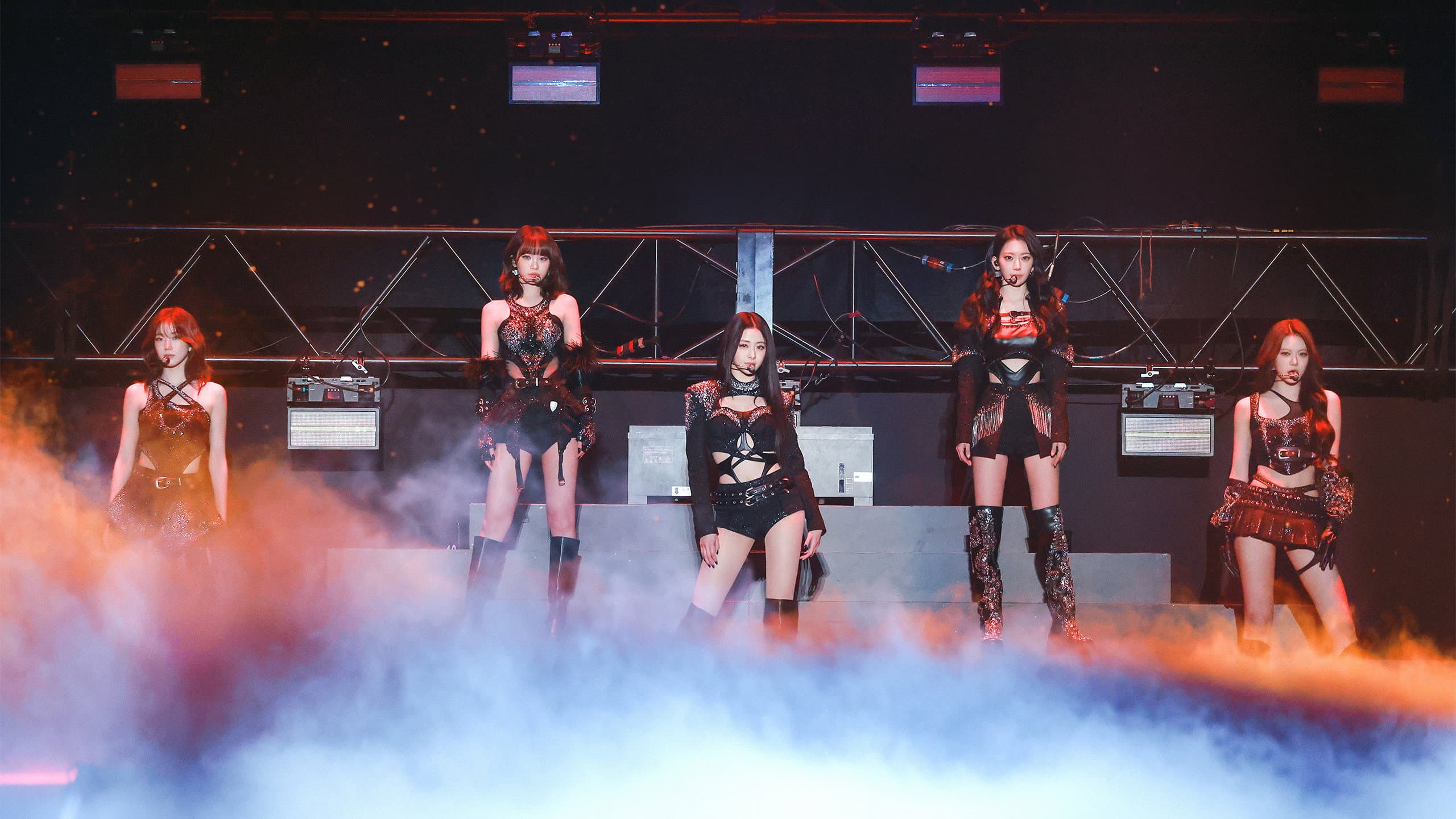 LE SSERAFIM TOUR 'EASY CRAZY HOT' ENCORE IN TOKYO DOME backdrop